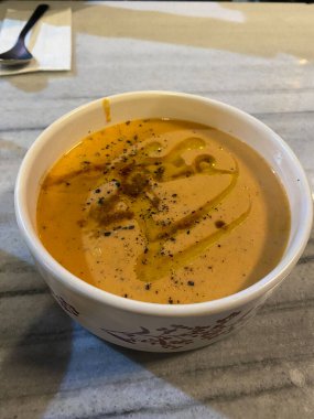 Gazpacho Soğuk Çorbası yerel restoranda servis edilir. Yemek için hazır..