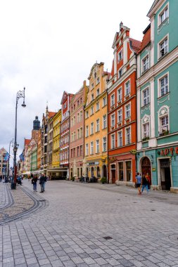Wroclaw, Polonya - 17 Eylül 2021: Breslau 'nun tarihi eski şehir merkezi, belediye binası yakınlarındaki ana kasaba meydanında renkli binalar bulunuyor.
