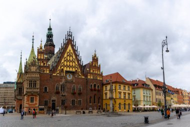 Wroclaw, Polonya - 17 Eylül 2021: Breslau 'nun tarihi eski şehir merkezi, belediye binası yakınlarındaki ana kasaba meydanında renkli binalar bulunuyor.