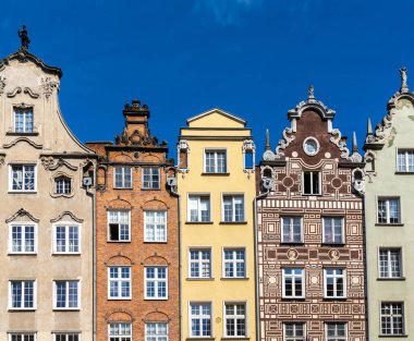 Danzig, Polonya - 2 Eylül 2021: Gdansk Eski Kasabası 'ndaki Motlawa Nehri' nin kıyısındaki sıra evlerin rengarenk evleri