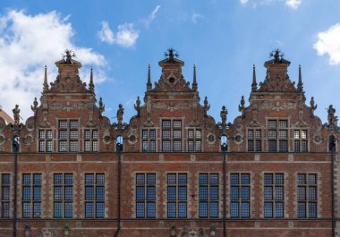 Danzig, Polonya - 2 Eylül 2021: Danzig şehir merkezindeki eski kahverengi binalar