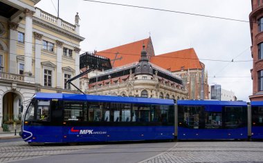 Wroclaw, Polonya - 17 Eylül 2021: Wroclaw 'ın tarihi şehir ve şehir merkezinde mavi tramvay