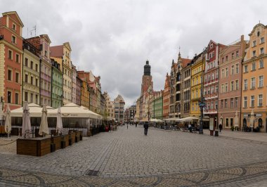 Wroclaw, Polonya - 17 Eylül 2021: Breslau 'nun tarihi eski şehir merkezi, belediye binası yakınlarındaki ana kasaba meydanında renkli binalar bulunuyor.