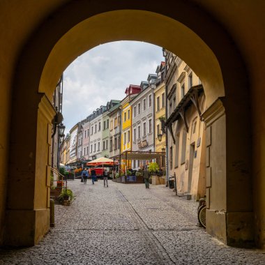 Lublin, Polonya - 13 Eylül 2021: Tarihi şehir kapısı ve tarihi şehir duvarları Eski Şehir Lublin 'in merkezine çıkıyor