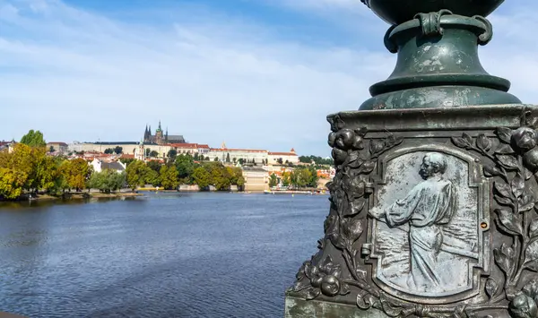 2021年9月23日 捷克布拉格 Vltava河和布拉格城堡的景观 前面有一座桥柱和雕塑 — 图库照片