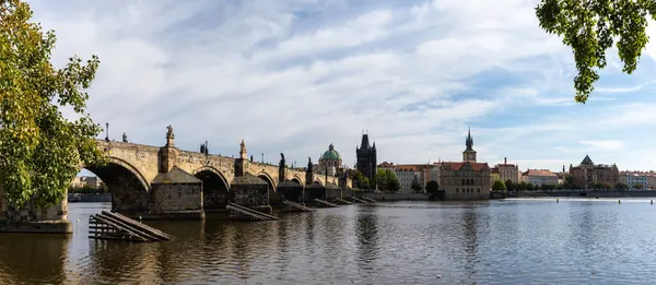 2021年9月23日 捷克布拉格 秋天布拉格市中心查尔斯桥和弗尔塔瓦河的景观 — 图库照片