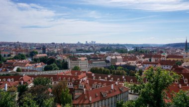 Prag, Çek Cumhuriyeti - 23 Eylül 2021: Çatı manzarası ve Prag 'ın eski şehir merkezi