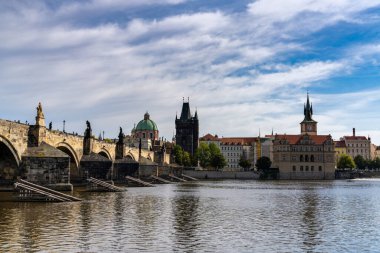 Prag, Çek Cumhuriyeti - 23 Eylül 2021: Sonbaharda Prag şehir merkezindeki Charles Köprüsü ve Vltava Nehri manzarası