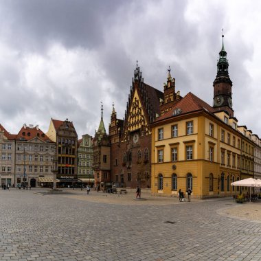 Wroclaw, Polonya - 17 Eylül 2021: Breslau 'nun tarihi eski şehir merkezi, belediye binası yakınlarındaki ana kasaba meydanında renkli binalar bulunuyor.
