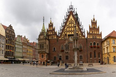 Wroclaw, Polonya - 17 Eylül 2021: Breslau 'nun tarihi eski şehir merkezi, belediye binası yakınlarındaki ana kasaba meydanında renkli binalar bulunuyor.