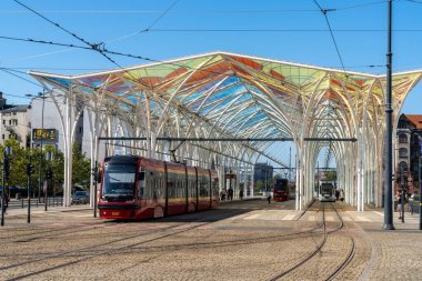 Lodz, Polonya - 9 Eylül 2021: Lodz şehir merkezindeki modern ana tramvay istasyonundan tramvaylar kalkıyor
