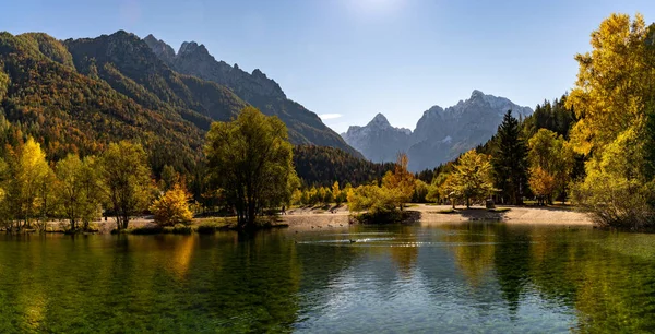 Över Sjön Jasna Med Skog Och Bergslandskap Vackra Höstfärger — Stockfoto