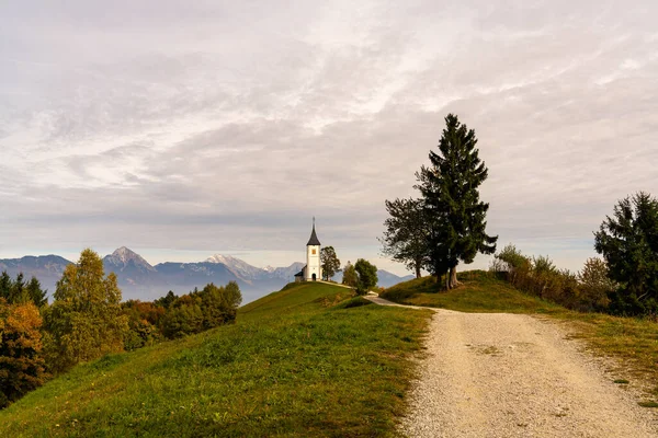 Blick Auf Die Kirche Saint Primoz Und Die Julischen Alpen — Stockfoto