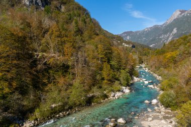 Slovenya 'nın Julian Alplerinde güzel bir sonbahar renk manzarası ön planda turkuaz Soca nehri