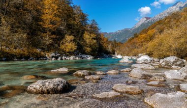 Slovenya 'nın Julian Alplerinde güzel bir sonbahar renk manzarası ön planda turkuaz Soca nehri