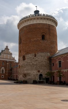 Lublin, Polonya - 13 Eylül 2021: tarihi şehir merkezindeki Lublin Kalesi 'nin içindeki gözetleme kulesi ve idari binalarla avlu