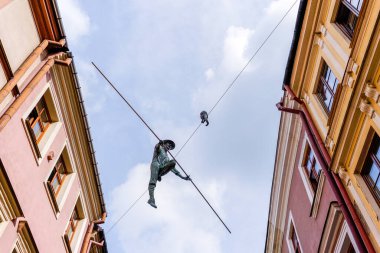 Lublin, Polonya - 13 Eylül 2021: Lublin 'in tarihi şehir merkezinde dar bir sokakta bir trapez sanatçısının heykeli