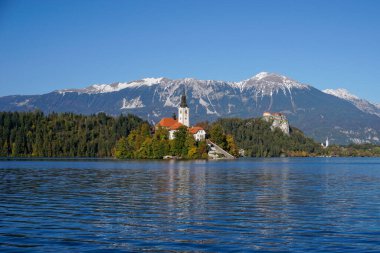 Bled, Slovenya - 18 Ekim 2021: Slovenya 'daki Saint Mary Kilisesi ve Slovenya Gölü' ndeki ada manzarası