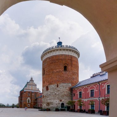 Lublin, Polonya - 13 Eylül 2021: tarihi şehir merkezindeki Lublin Kalesi 'nin içindeki gözetleme kulesi ve idari binalarla avlu