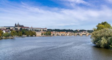 Prag, Çek Cumhuriyeti - 23 Eylül 2021: Vltava Nehri ve Prag Kalesi manzarası