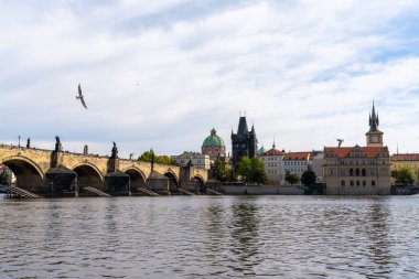 Prag, Çek Cumhuriyeti - 23 Eylül 2021: Vltava Nehri ve Prag Kalesi manzarası