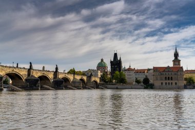 Prag, Çek Cumhuriyeti - 23 Eylül 2021: Sonbaharda Prag şehir merkezindeki Charles Köprüsü ve Vltava Nehri manzarası