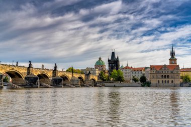 Prag, Çek Cumhuriyeti - 23 Eylül 2021: Sonbaharda Prag şehir merkezindeki Charles Köprüsü ve Vltava Nehri manzarası