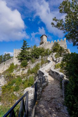 San Marino, San Marino - 14 Ekim 2021: San Marino 'nun başkentindeki dağın tepesindeki Rocca della Guaita Kalesi
