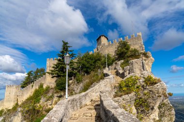 San Marino, San Marino - 14 Ekim 2021: San Marino 'nun başkentindeki dağın tepesindeki Rocca della Guaita Kalesi