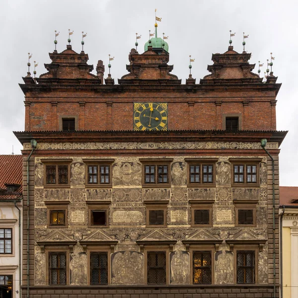 Plzeň Září 2021 Historická Budova Uměleckými Díly Fasádě Náměstí Republiky — Stock fotografie
