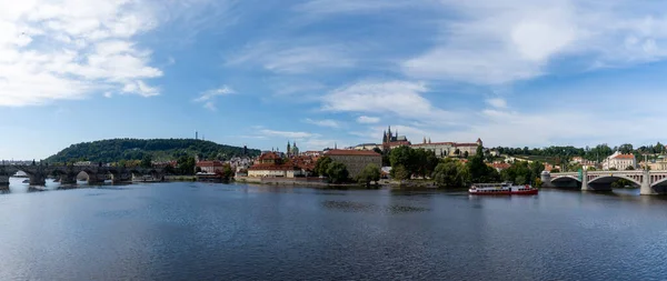 2021年9月23日 捷克布拉格 Vltava河和布拉格城堡和城市景观 — 图库照片