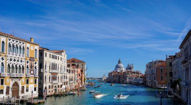 Venedik, İtalya - 15 Ekim 2021: Venedik 'in merkezindeki Canale Grande manzarası