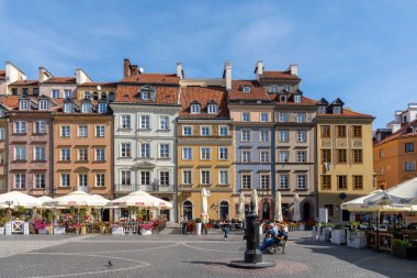 Varşova, Polonya - 11 Eylül 2021: Varşova şehir merkezindeki Eski Pazar Meydanı