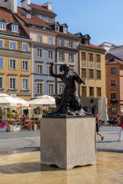 Varşova, Polonya - 11 Eylül 2021: Varşova Denizkızı 'nın heykeli ve çeşmesi eski Pazar Meydanı' nda