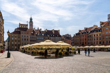 Varşova, Polonya - 11 Eylül 2021: Varşova şehir merkezindeki Eski Pazar Meydanı