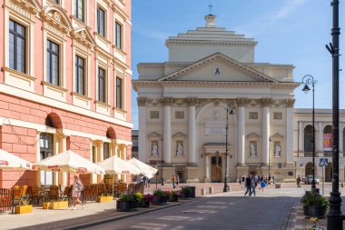 Varşova, Polonya - 11 Eylül 2021: Varşova şehir merkezindeki Saint Anne Kilisesi manzarası