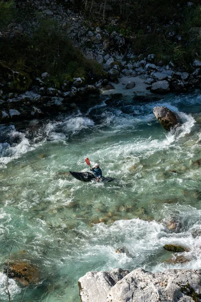 2021年10月17日 スロベニア北部の山の中で ソカ川の澄んだターコイズブルーの海をカヤックで漕ぐ — ストック写真