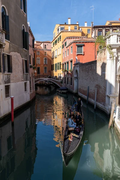 Venice Italy October 2021 Gondola Tourists Travelling Narrow Canals Old — Stock Photo, Image