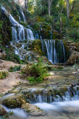 Hırvatistan 'ın Krka ulusal parkında sonbaharda yaşanacak huzurlu bir şelale manzarası