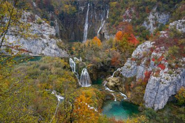 Plitivice 'deki büyük şelalelerin canlı ve renkli sonbahar yeşillikleriyle manzarası