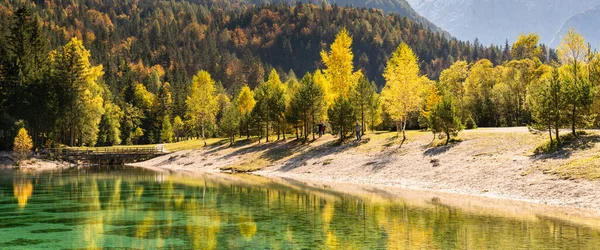 Över Sjön Jasna Med Skog Och Bergslandskap Vackra Höstfärger — Stockfoto