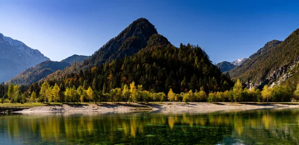 Una Vista Sul Lago Jasna Con Foresta Paesaggio Montano Bellissimi — Foto Stock