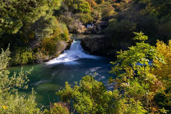 Hırvatistan Krka Ulusal Parkında Sonbaharda Yaşanacak Huzurlu Bir Şelale Manzarası — Stok fotoğraf