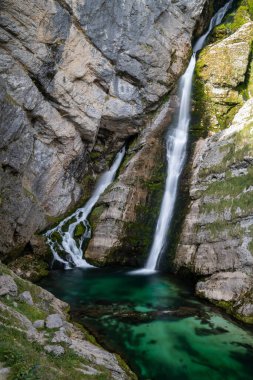 Kuzey Slovenya 'daki Savica şelalesinin dikey görüntüsü