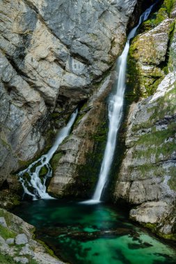 Kuzey Slovenya 'daki Savica şelalesinin dikey görüntüsü