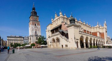 Krakow, Polonya - 15 Eylül 2021: tarihi şehir merkezi Krakow 'daki Rynek Glowny şehir meydanının manzarası