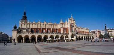 Krakow, Polonya - 15 Eylül 2021: tarihi şehir merkezi Krakow 'daki Rynek Glowny şehir meydanının manzarası