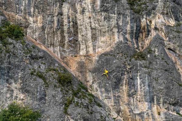 Esines Itália Outubro 2021 Alpinista Vestido Amarelo Brilhante Escalando Uma — Fotografia de Stock