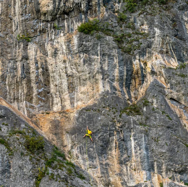 Esines Italy October 2021 Rock Climber Dressed Bright Yellow Climbing — Stock Photo, Image