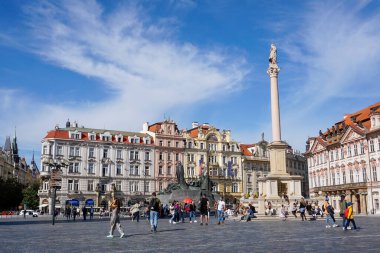 Prag, Çek Cumhuriyeti - 23 Eylül 2021: Prag 'ın tarihi şehir merkezindeki Eski Şehir Meydanı manzarası